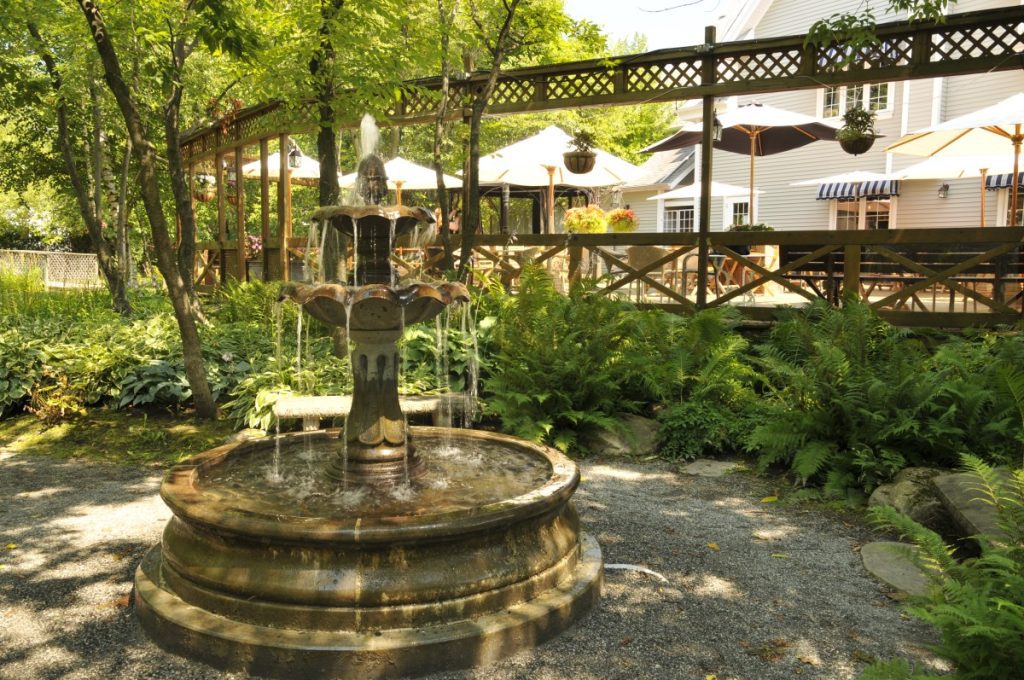 Fontaine d'eau devant la terrasse