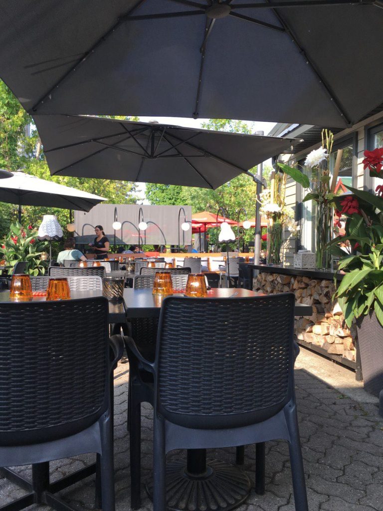 Terrasse ombragée au restaurant le Mista