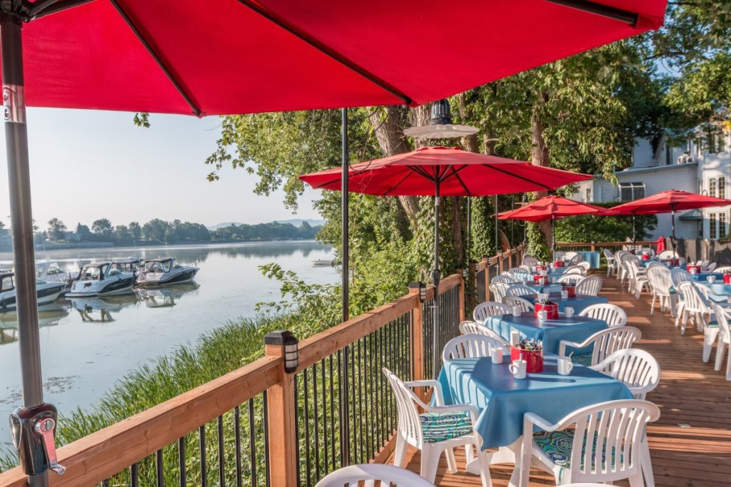 La terrasse avec vue sur la rivière Richelieu