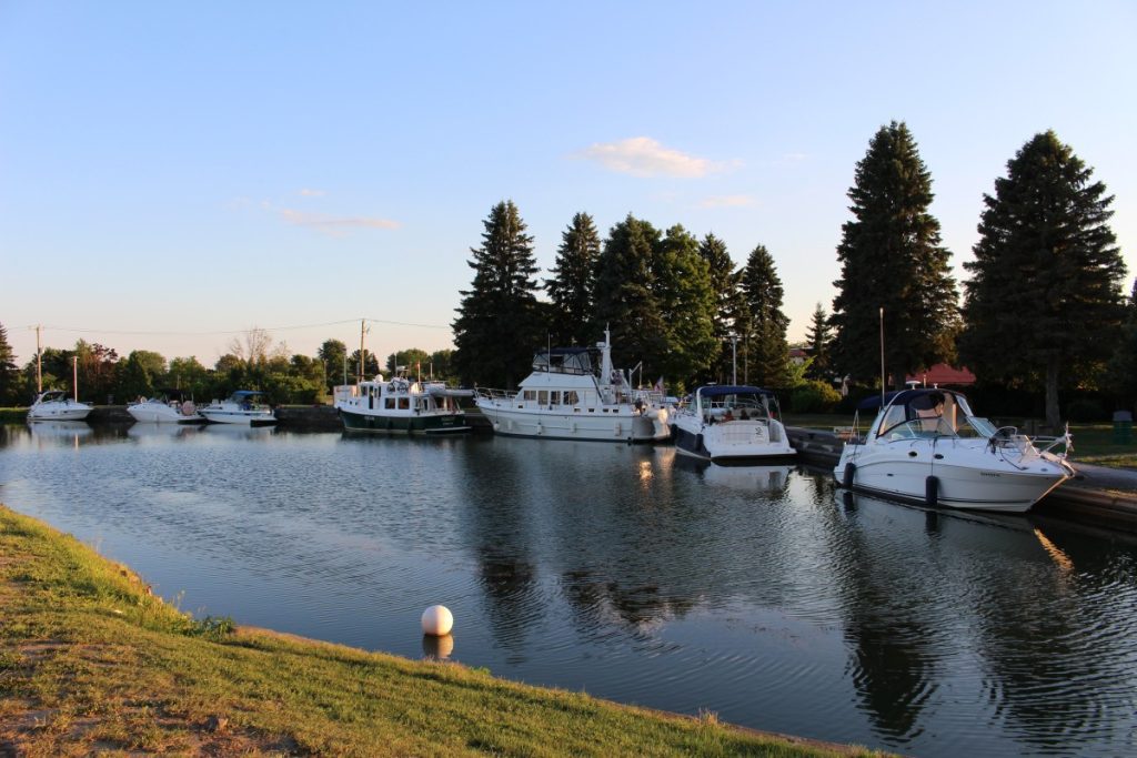 Bateaux ancrés dans le canal de Chambly