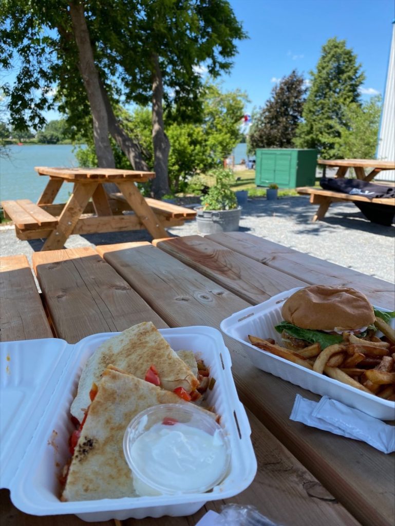 Lunch sur la terrasse du bistro Chez Nelson