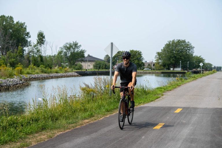 Cycliste sur la piste de Chambly