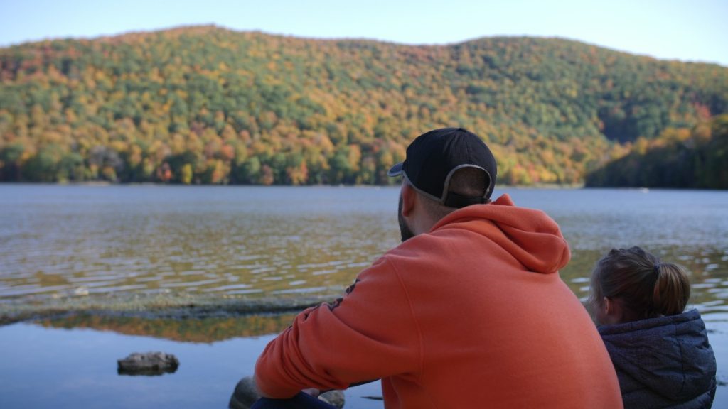 Papa et fille au Lac Hertel de la réserve Gault.