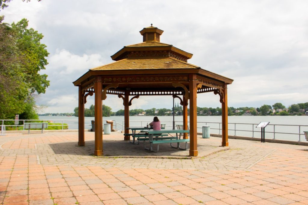 Moment de contemplation au Quai Ferdinand-Fecteau.