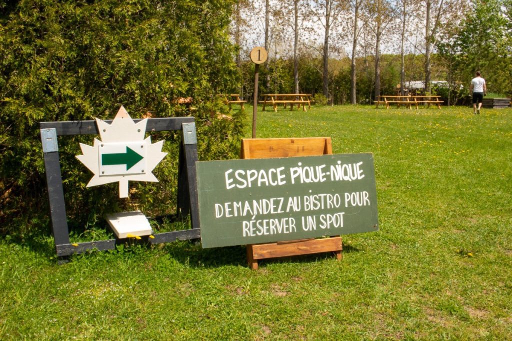 Affichage indiquant l'espace de pique-nique chez Roger Picnic