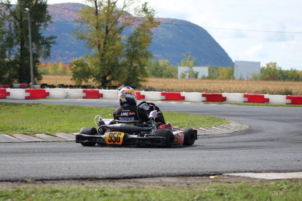 Pilote sur la piste de course