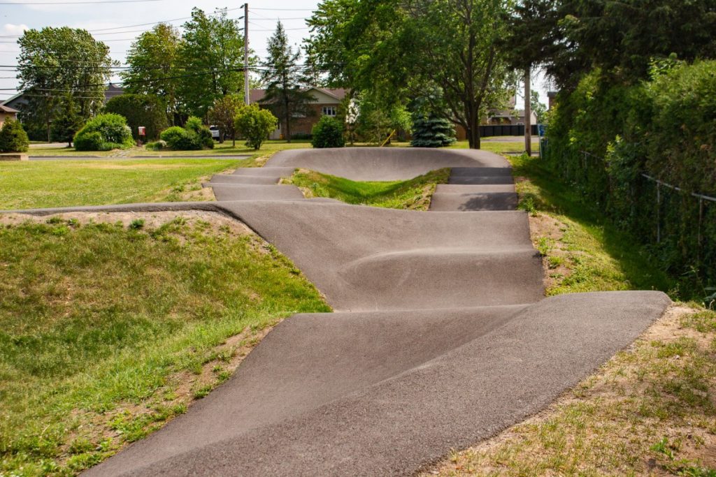 Piste de véloparc « pumptrack » à Saint-Marc-sur-Richelieu.