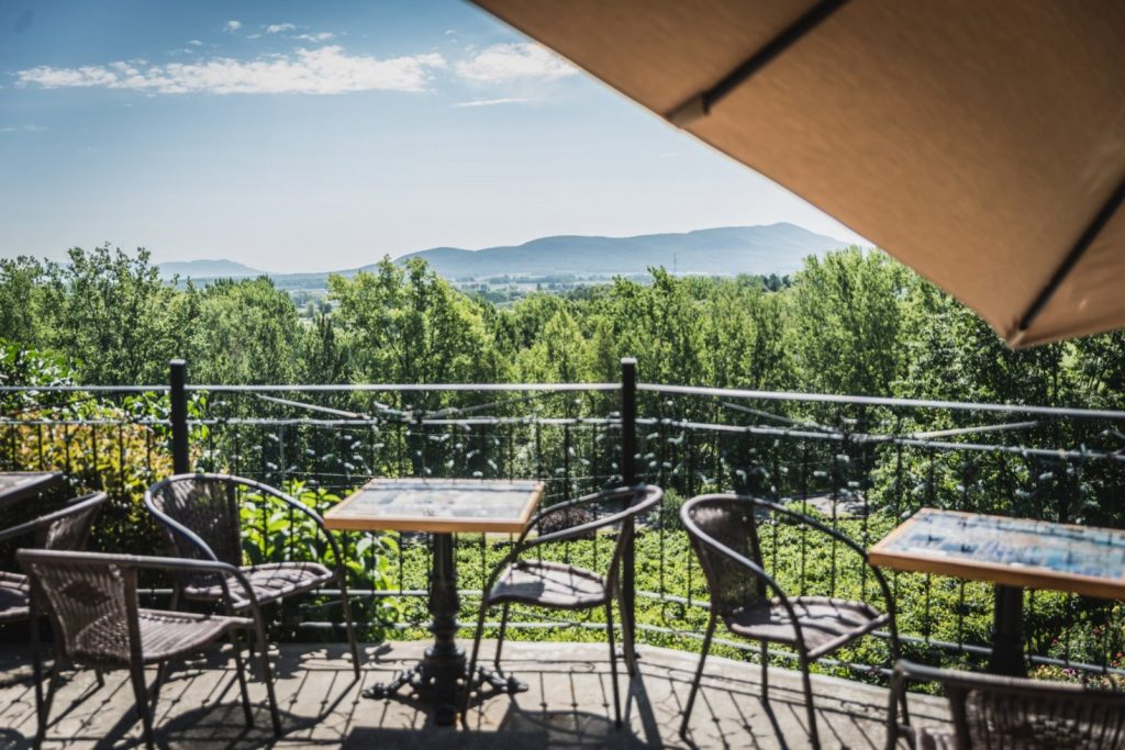 Terrasse avec vue sur le vignoble